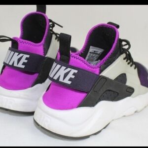 Nike Athletic Shoes in Purple and White